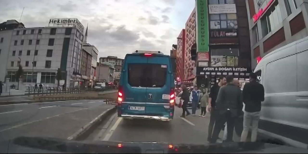 Ümraniye'de Hatalı Park Tartışması; Tekme Atıp Bıçakla Üzerine Yürüdü