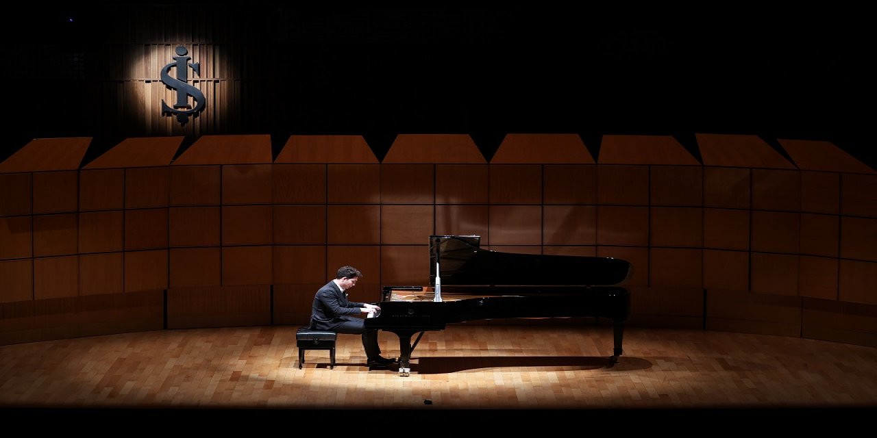 Parlayan Yıldızlar İş Sanat Sahnesinde