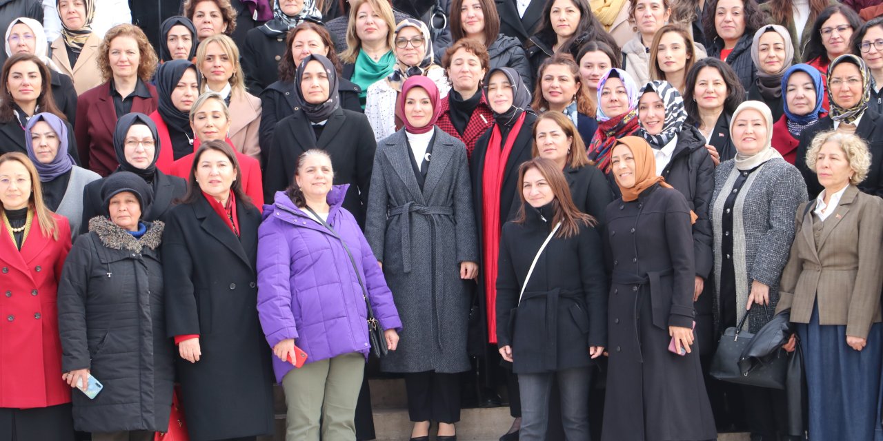 Bakan Göktaş, Kadınlarla Anıtkabir'i Ziyaret Etti