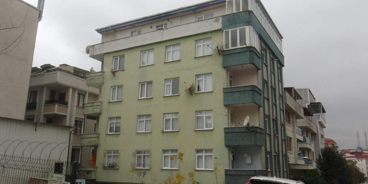 Avcılar'da Kolonlarında Çatlak Oluştuğu İhbarı Yapılan Bina Mühürlendi