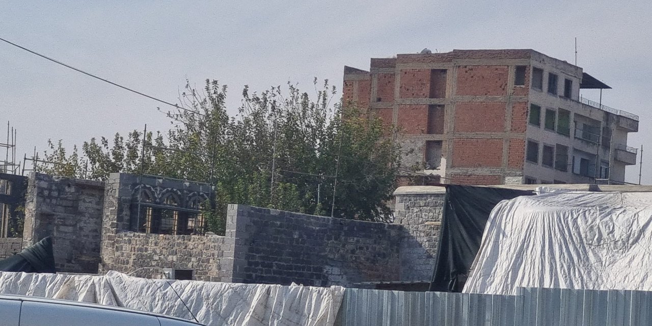 Diyarbakır'da Üzerine İnşaat İskelesi Düşen İşçi Öldü