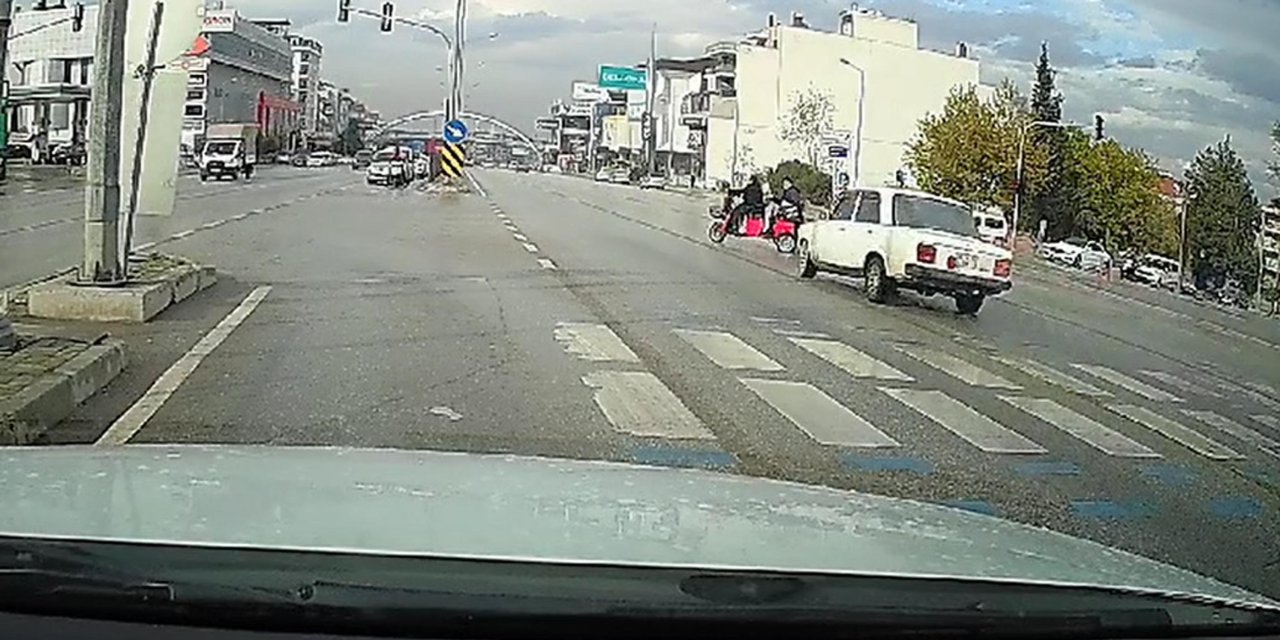 Otomobil, Elektrikli Motosiklete Çarptı; 2 Yaralı