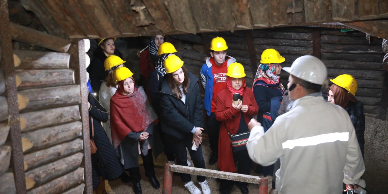 Eşlerinin Çalıştığı Maden Ocağını Gezdiler