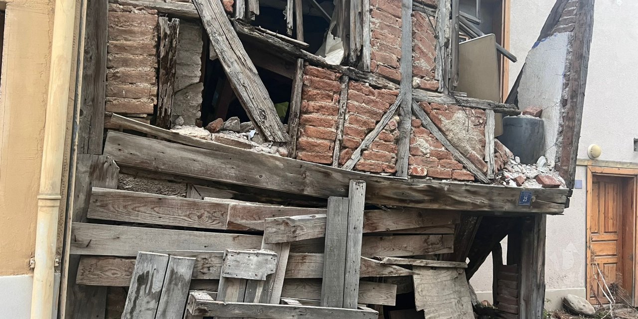 5.1’lik Depremde Kolonları Çatlayan Belediye Binası Tahliye Edildi