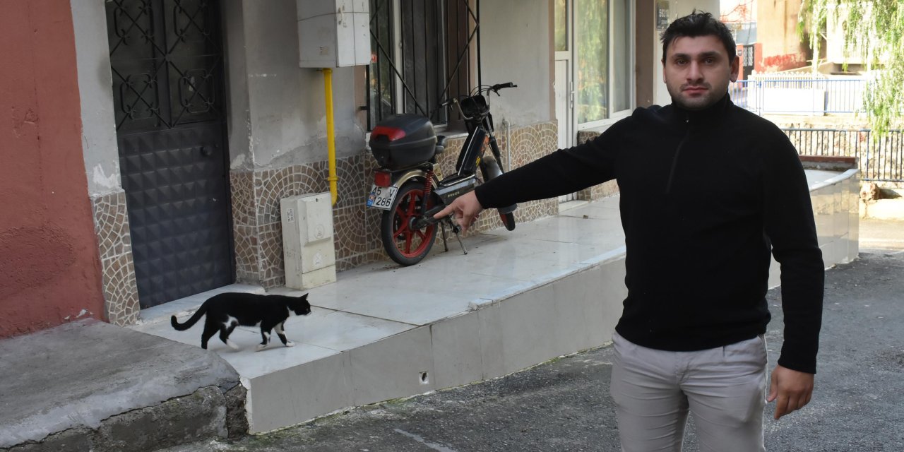 İzmir'de, Sokak Kedisine Keserli Saldırı Kamerada