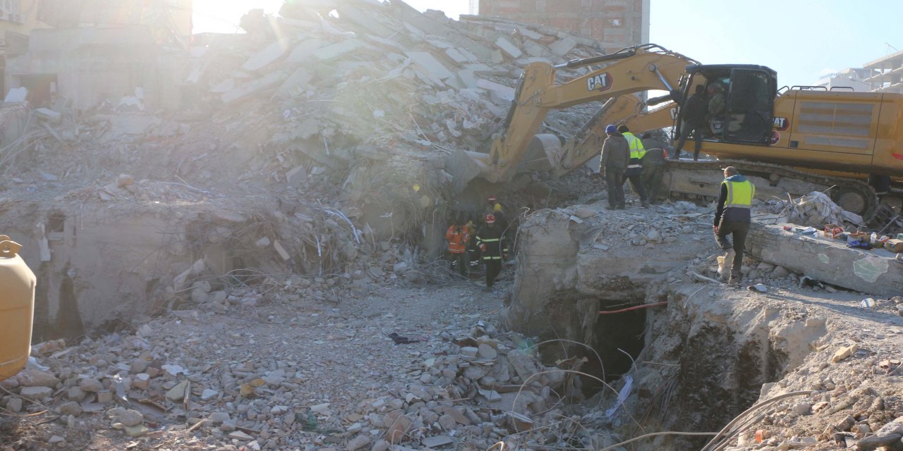 Depremde 72 Kişinin Hayatını Kaybettiği İsias Otel'de Deniz Kumu Kullanılmış