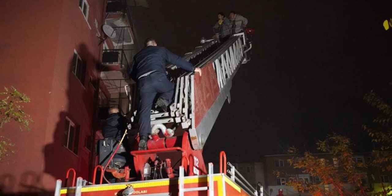 Yangında Binada Mahsur Kalanlar İtfaiye Merdivenleri İle Kurtarıldı