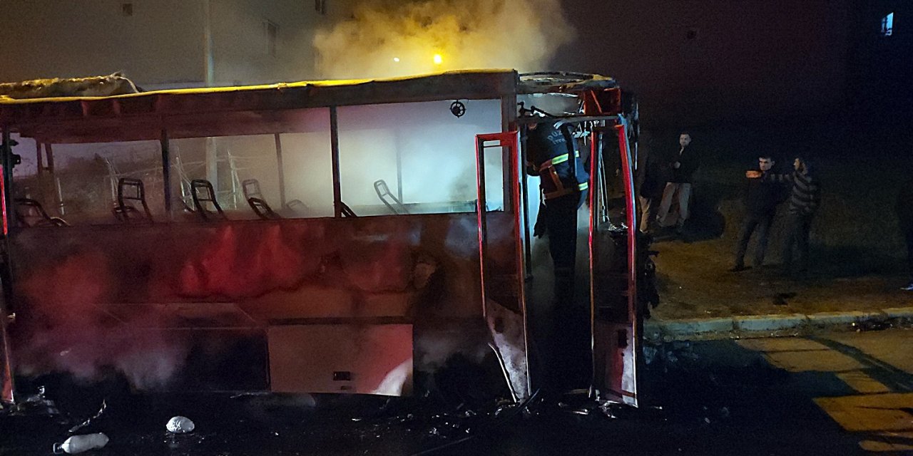 Park Halindeki İşçi Servisi Alev Alev Yandı; O Anlar Kamerada