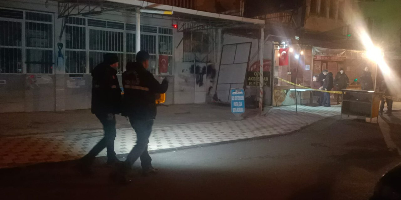 Yol Kenarında Bıçaklanmış Halde Bulundu, Hastanede Öldü