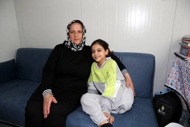 Enkazdan 102 saat sonra çıkarılan Melike yürüyeceği günlerin hayalini kuruyor