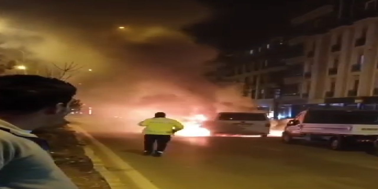 Seyir Halindeyken Alev Alan Minibüs Yandı
