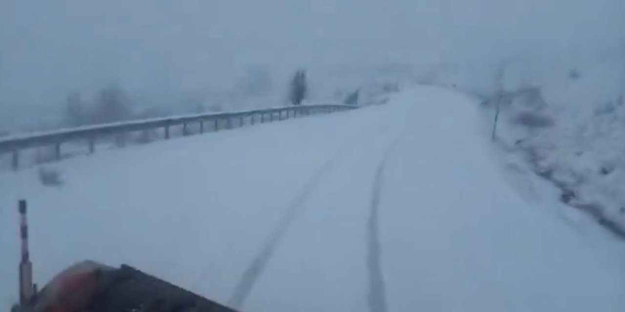 Tunceli'de Kar Yağışı; Ekipler Kapanan Yolları Açıyor