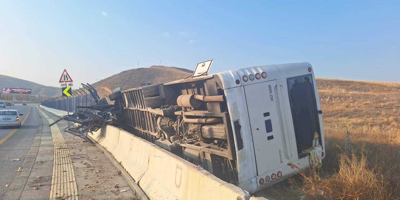 Ankara'da Servis Otobüsü Devrildi: 2 Yaralı