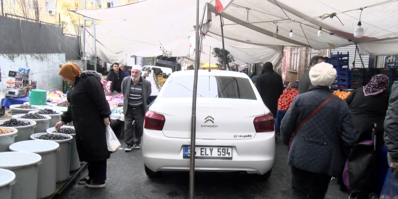 Gaziosmanpaşa'da Pazarda Unutulan Araçlar Yüzünden Esnaf Tezgah Açamadı