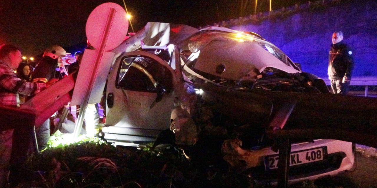 Hafif Ticari Araç Bariyerlere Çarptı; Anne Öldü, Oğlu Ve Eşi Yaralı