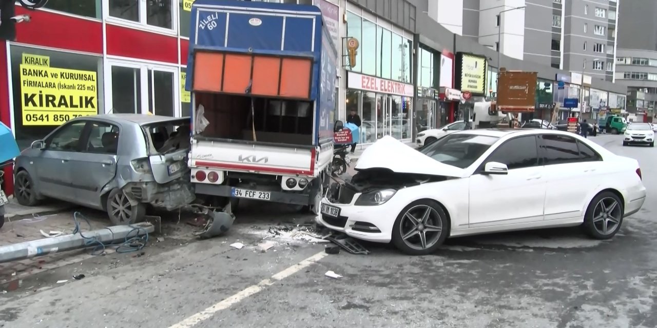 Başakşehir'de Otomobil Park Halindeki Araçlara Çarptı