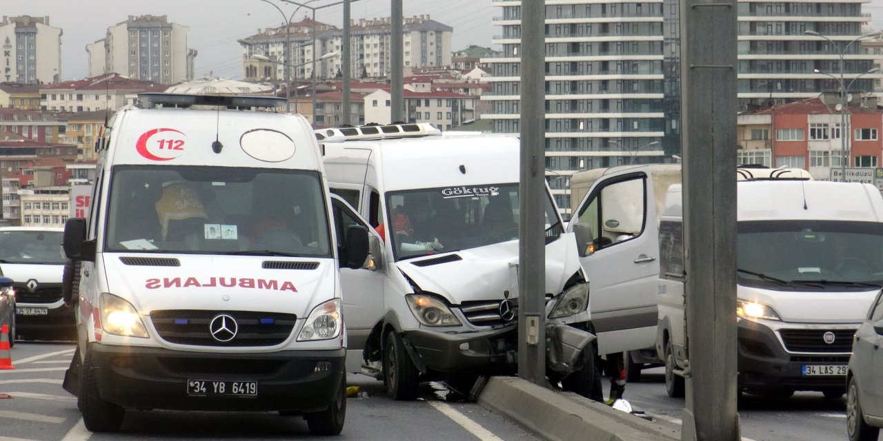 Avcılar'da Direksiyon Başında Rahatsızlanan Sürücünün Kazası Kamerada