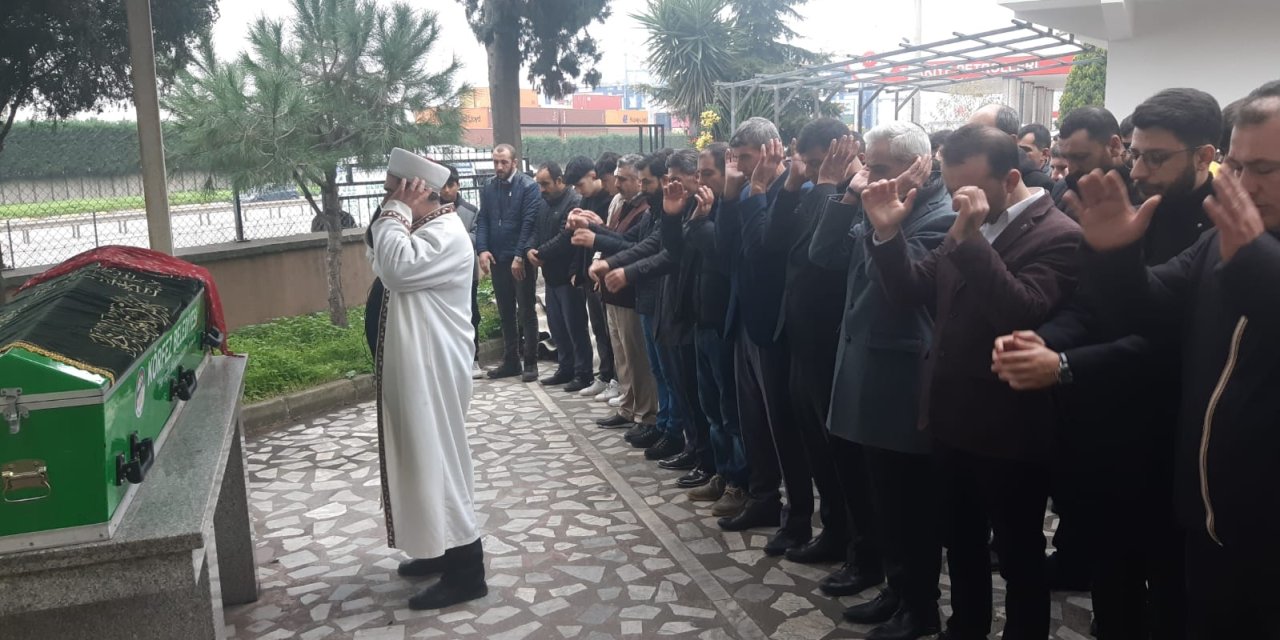 Hafif Ticari Araç, Bariyerlere Çarptı; Anne Öldü, Oğlu Ve Eşi Yaralı (2)