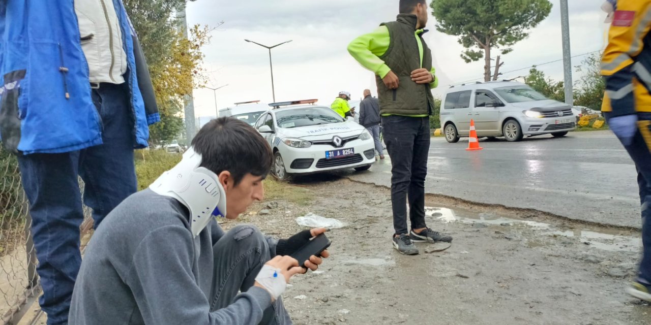 Hatay'da İşçi Servisi, Hafriyat Kamyonuna Çarptı; 16 Yaralı