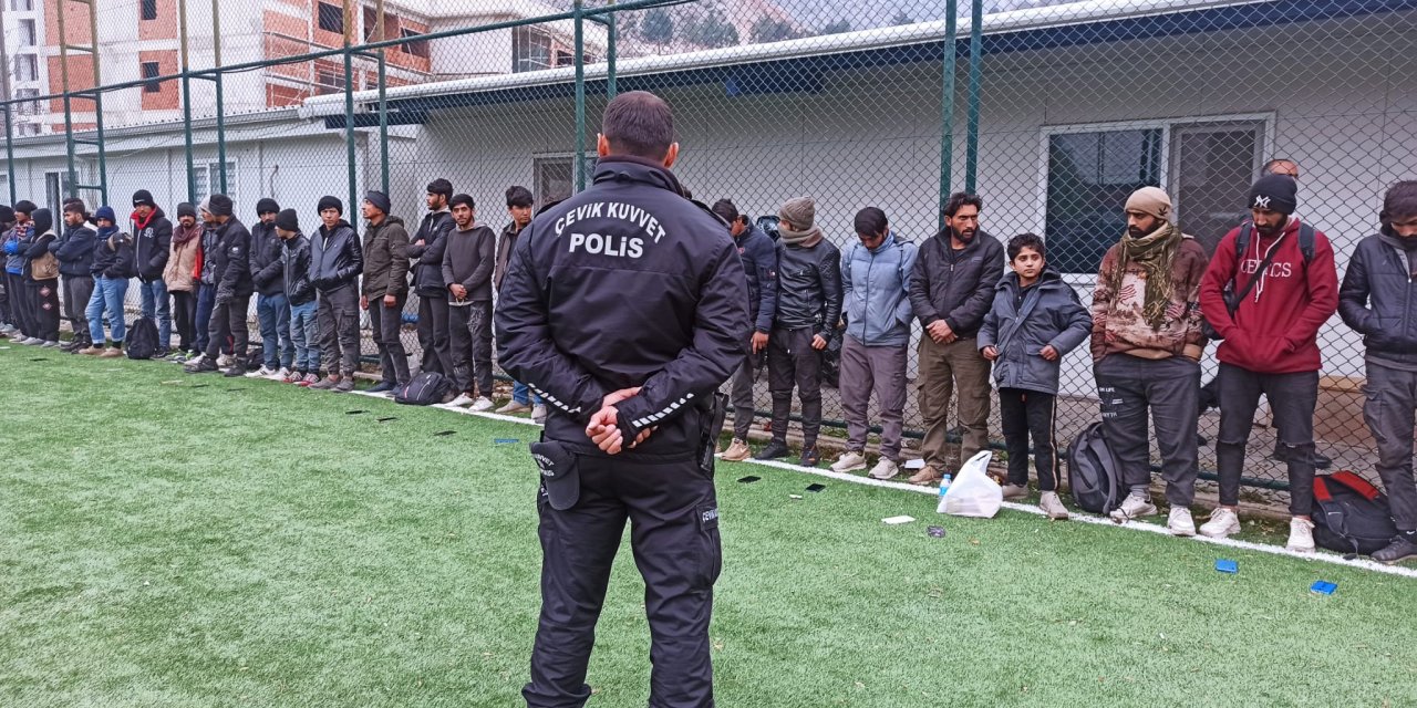 Tır'ın Dorsesinden 61 Kaçak Göçmen Çıktı