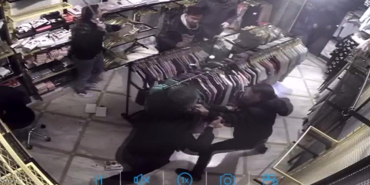 Fatih'te İki Grup Arasında Çıkan Kavgada Tekme Ve Sopalar Havada Uçuştu