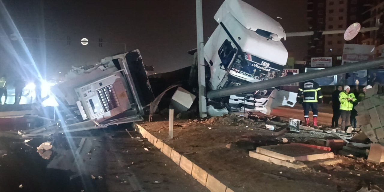 Kırıkkale'de Tır, Refüj İle Trafik Işıklarının Direğine Çarptı: 2 Yaralı