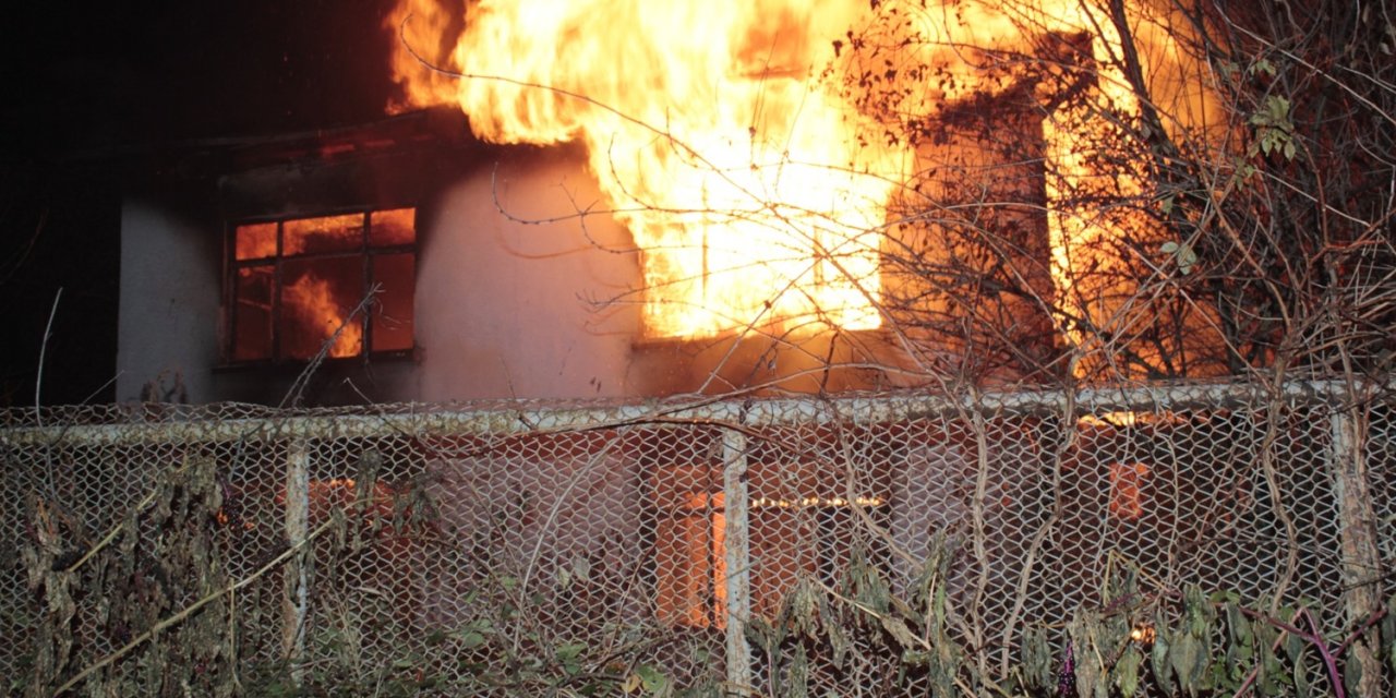 Metruk Ev Alev Alev Yandı