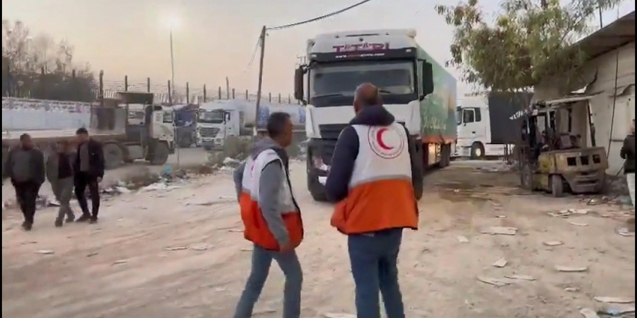 Filistin Kızılayı, İnsani Yardım Yüklü 80 Kamyonu Teslim Aldı
