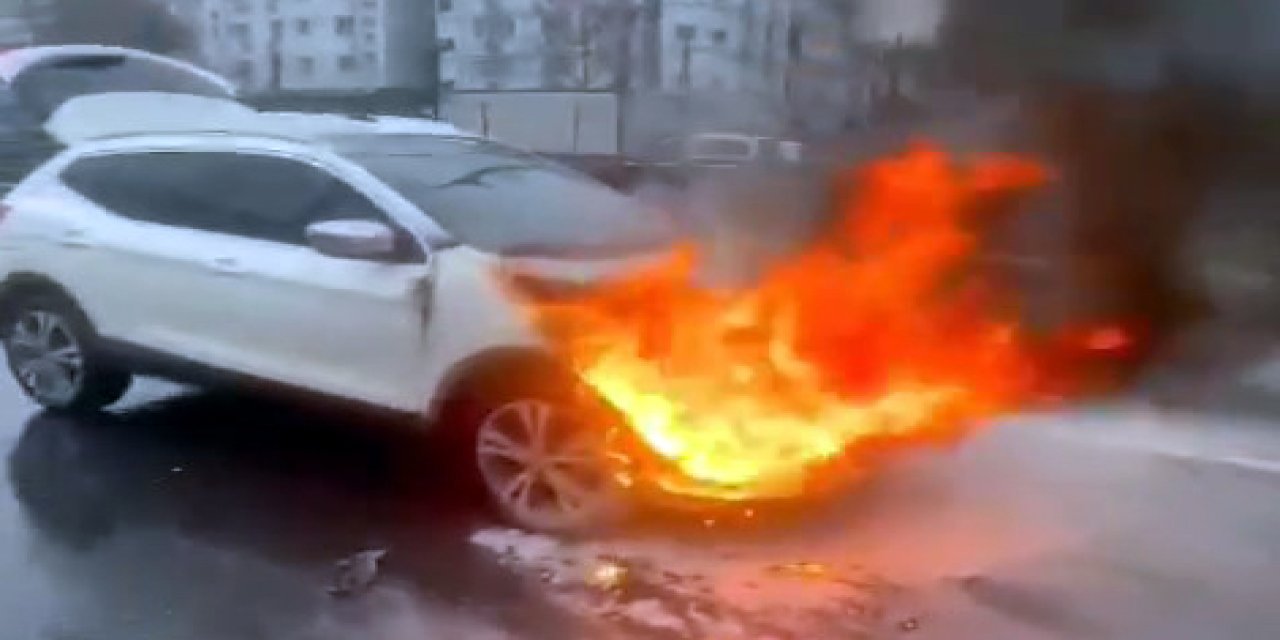 Avcılar'da Otomobil Alev Alev Yandı