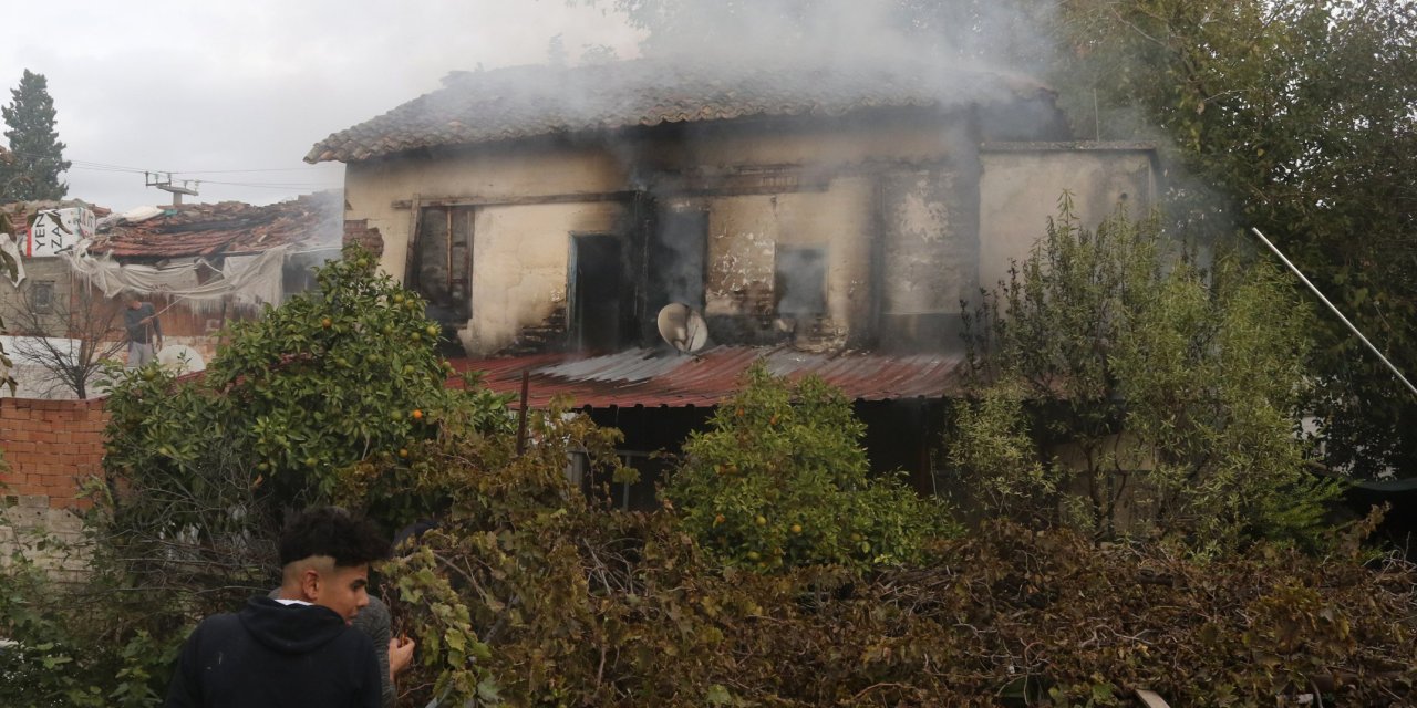 Evde Yangın Çıktı; Baba Tekerlekli Sandalyedeki Oğlunu Kurtardı
