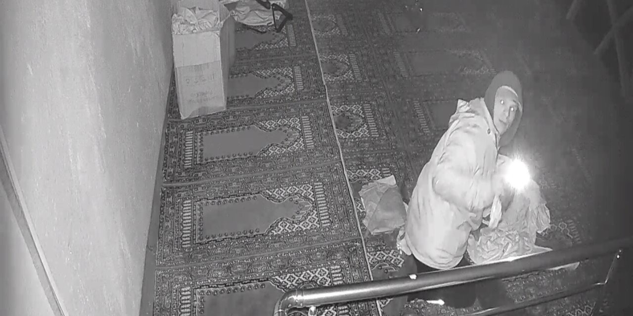 İmamın Namaza Gelen Çocuklara Vereceği Simit Ve Kıyafetlerin Çalınması Kamerada