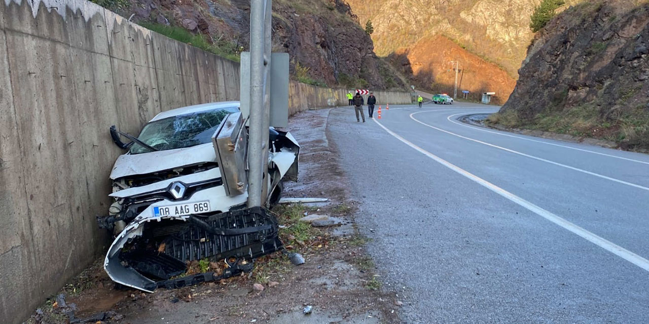 Artvin'de duvar ile sinyalizasyon direği arasında sıkışan otomobilin sürücüsü yaralandı