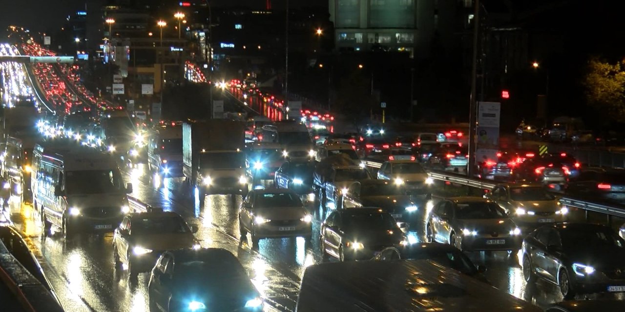İstanbul'da Akşam Saatlerinde Trafik Durma Noktasına Geldi