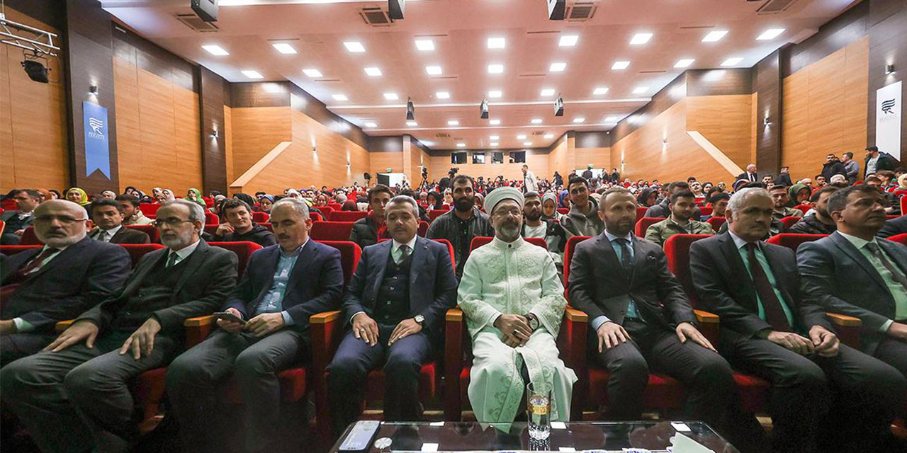 Diyanet İşleri Başkanı Erbaş'tan RTEÜ'lü öğrencilere “İslam’ın Rehberliğinde Bilgiden Bilince” konferansı