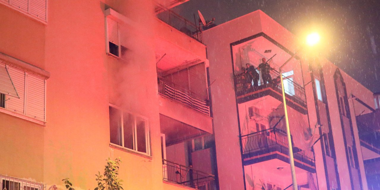 Antalya'da Apartmanın İkinci Katında Çıkan Yangın Korkuttu