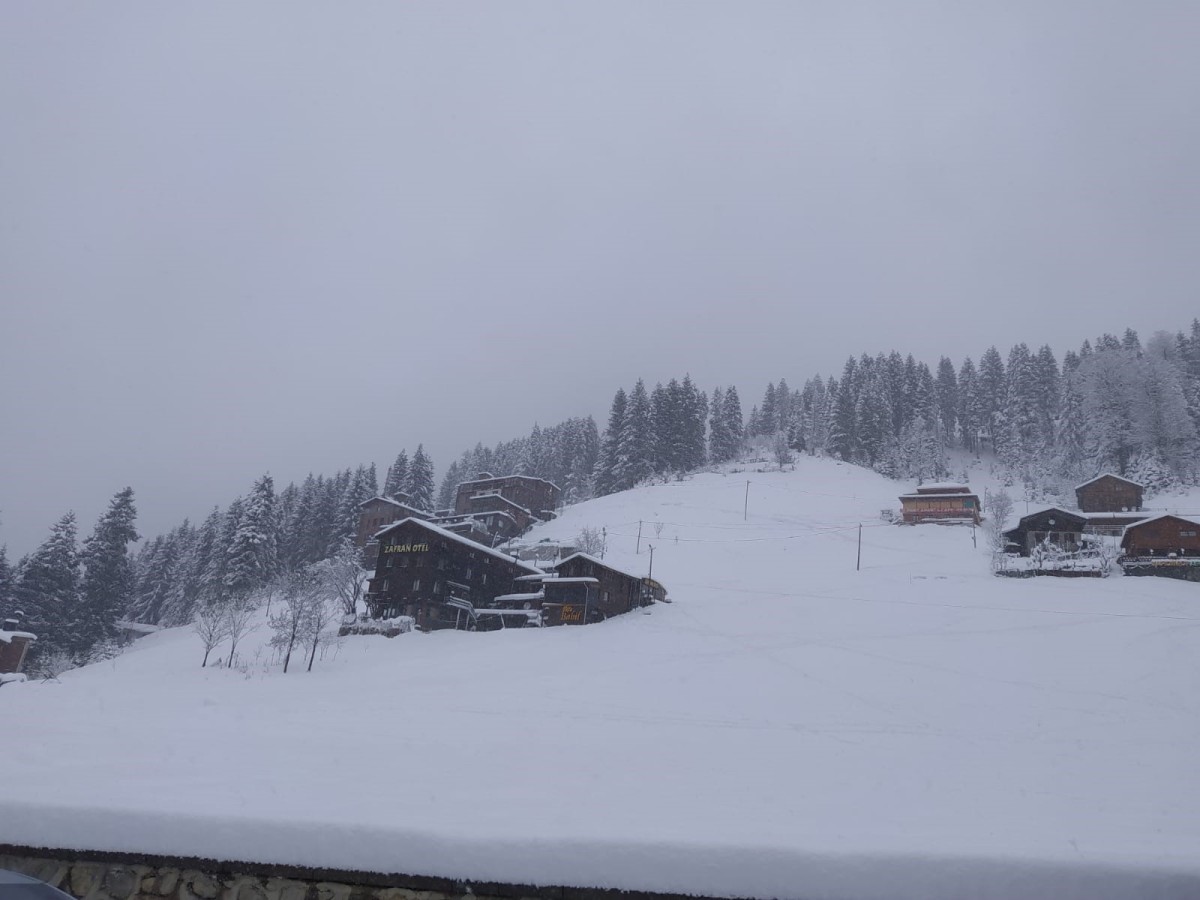 Kar yağışı Rize'nin yüksek kesimlerinde etkili oldu