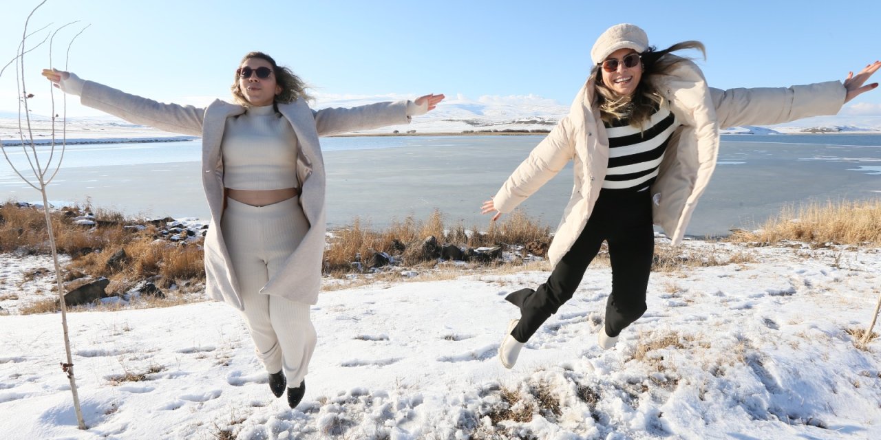 Kısmen Donan Çıldır Gölü’nün İlk Ziyaretçileri İstanbul’dan
