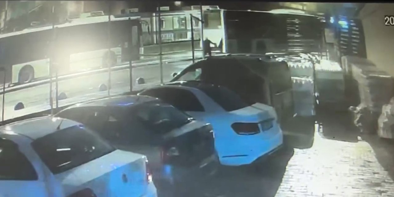 Olay Anı Fotoğraflarıyla // Sultangazi'de Arızalı İett Otobüsü Kaydı; Sürücü Altında Kaldı