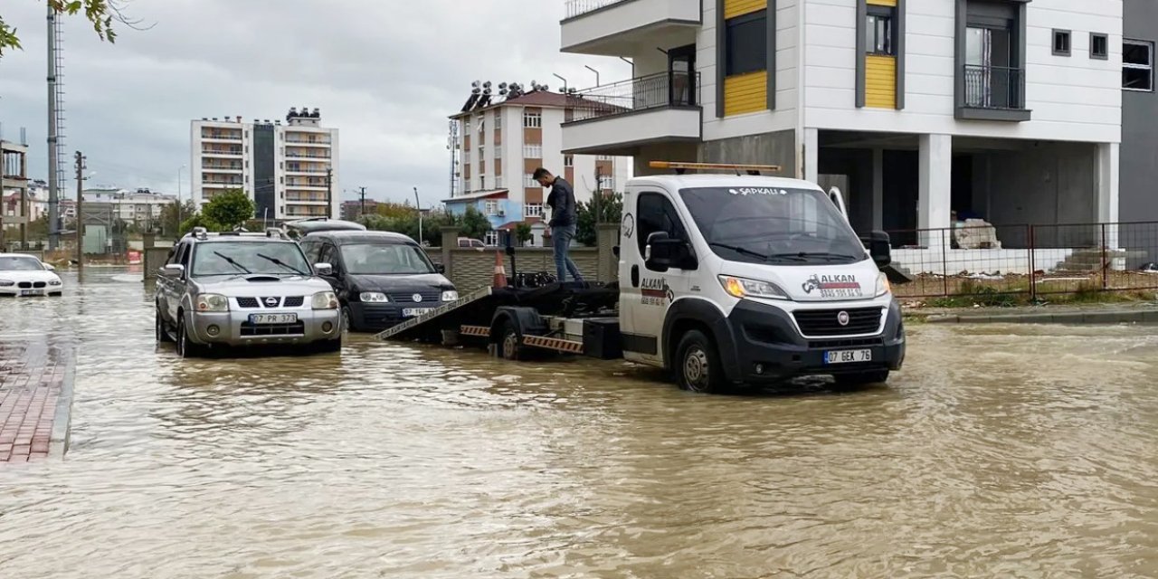 Antalya'da Kuvvetli Yağış; Evlerin Bahçeleri İle Seraları Su Bastı