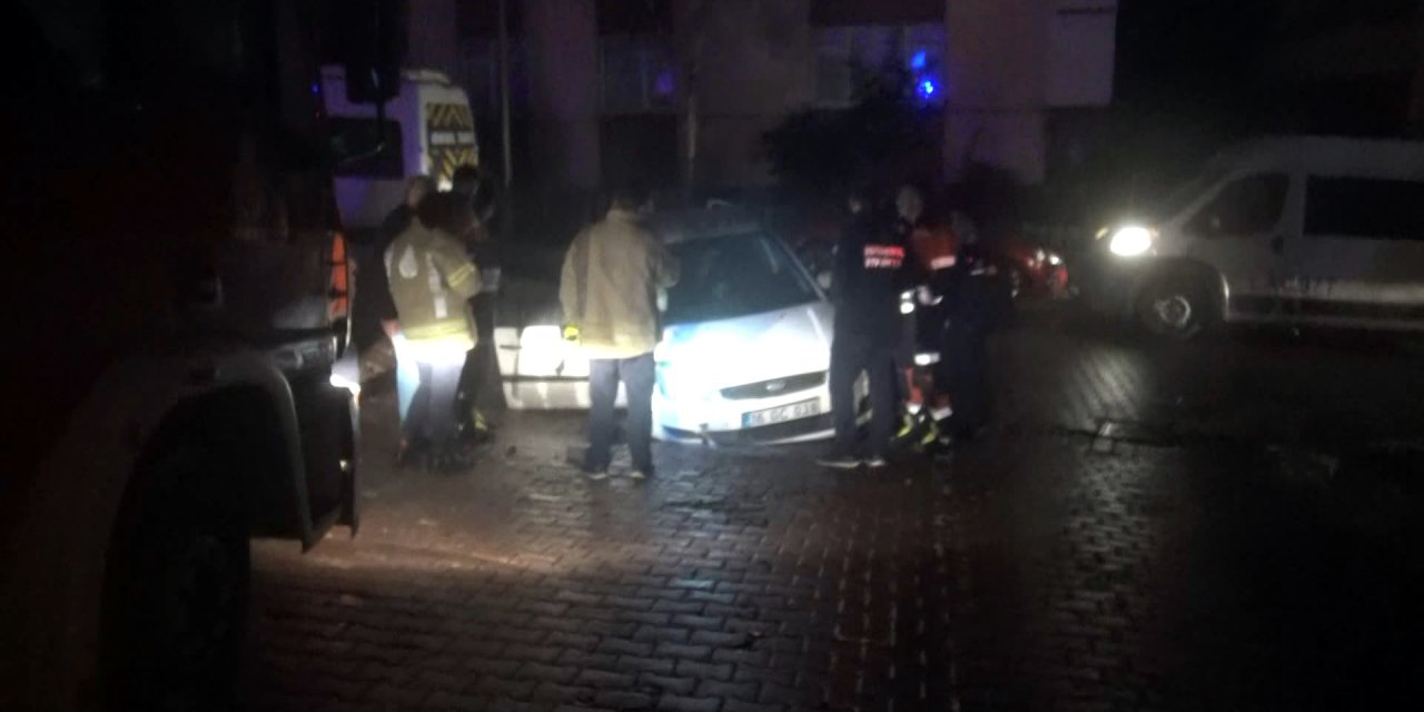 Avcılar'da Otomobil Yoldaki Çukura Düştü; 1 Kişi Yaralandı