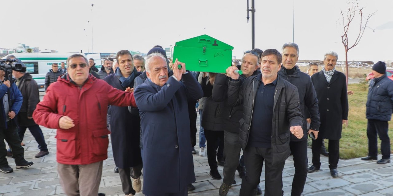 Makam Odasında Kalp Krizinden Ölen Doçent İçin Üniversitede Tören Düzenlendi