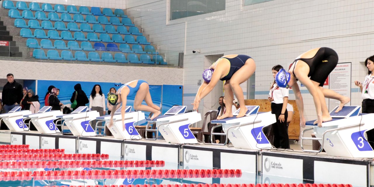 Kayseri'de Engelli Sporcular, Yüzme Müsabakasında Yarıştı