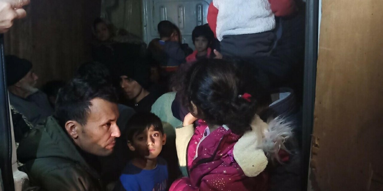 Manisa'da Panelvan Minibüste 33 Kaçak Göçmen Yakalandı