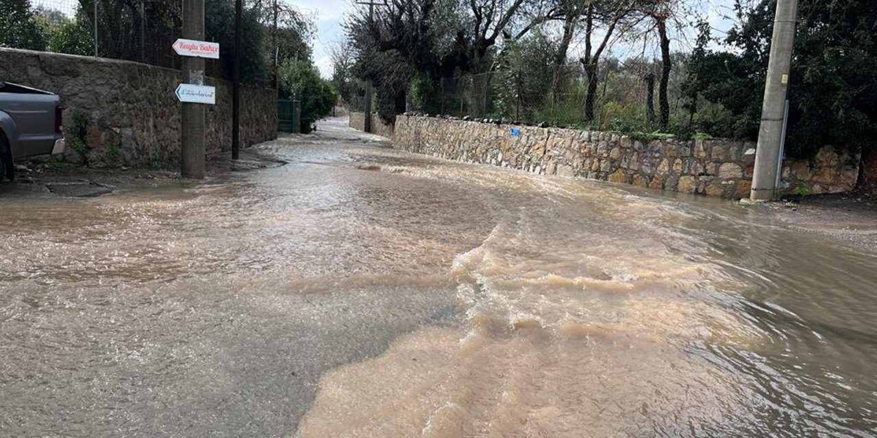 Bodrum'da Sağanak; Dere Taştı, Mahsur Kalan 4 Kişi Kurtarıldı