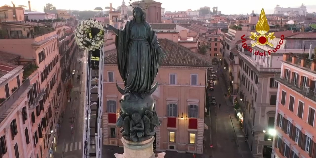 İtalya İtfaiyesinden Geleneksel Madonna Heykeli Tırmanışı