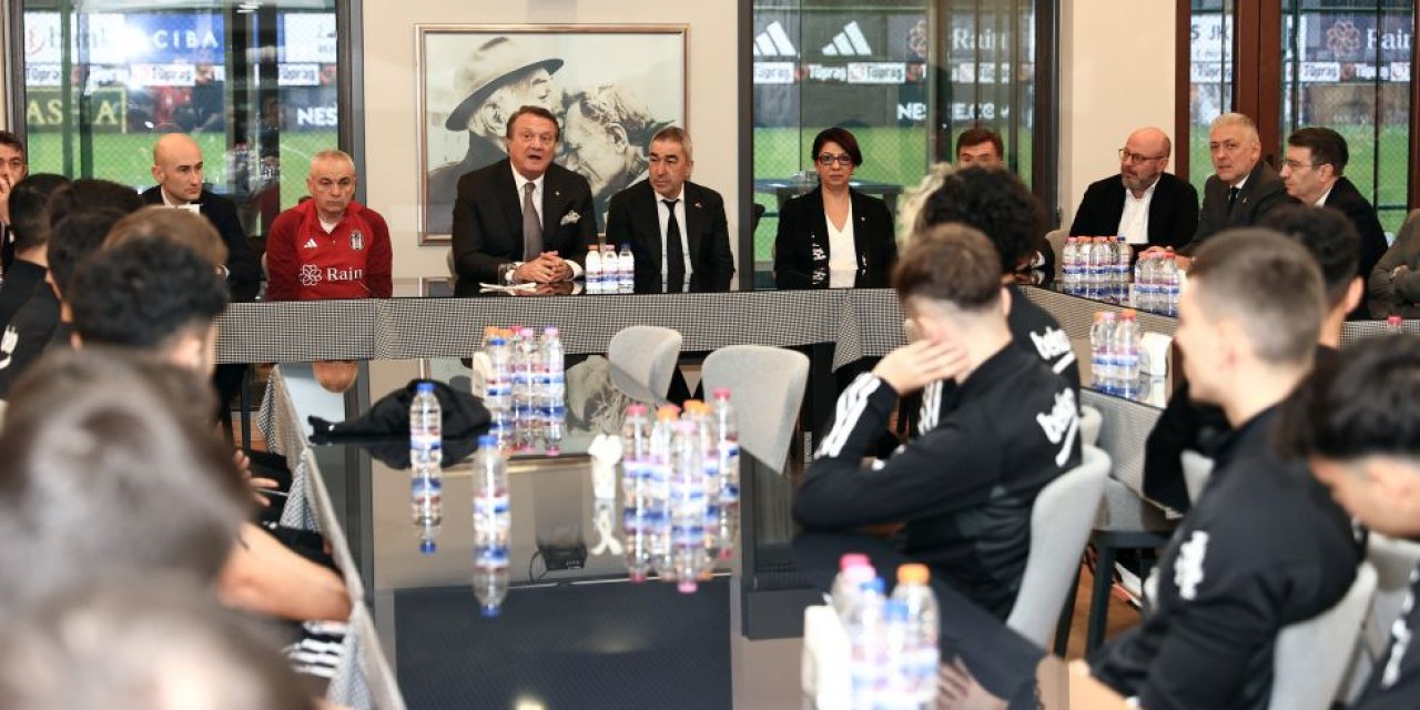 Beşiktaş Başkanı Hasan Arat, Futbol Takımıyla Bir Araya Geldi