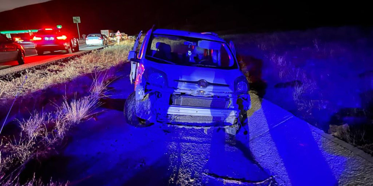 Yaralı Sürücüye Yardım Etmek İsteyen 2 Kişi, Hafif Ticari Aracın Çarpmasıyla Öldü