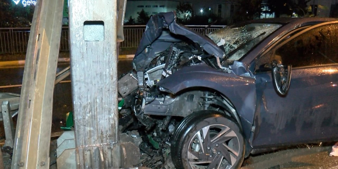 Sultanbeyli'de Bariyerleri Aşan Otomobil Yön Tabelasına Çarparak Durabildi