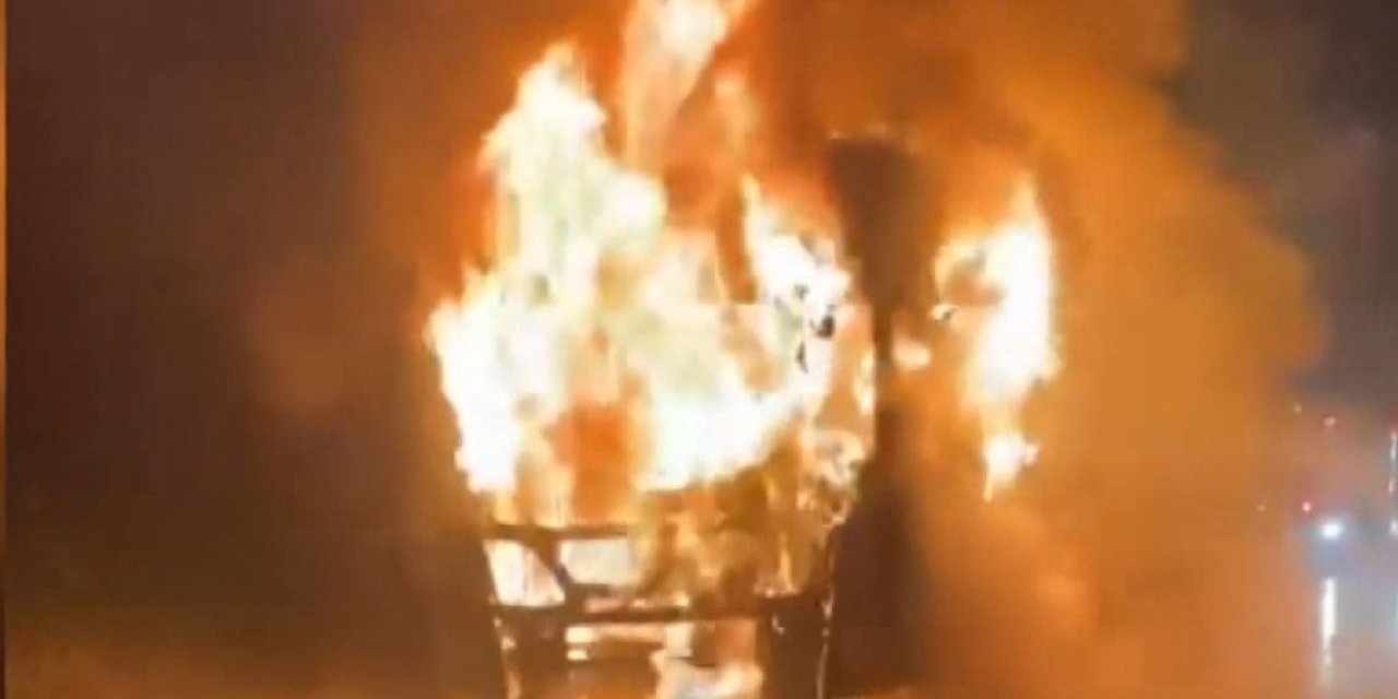 Esenyurt'ta  Sinek İlacı Kutusu Taşıyan Tır Alev Alev Yandı