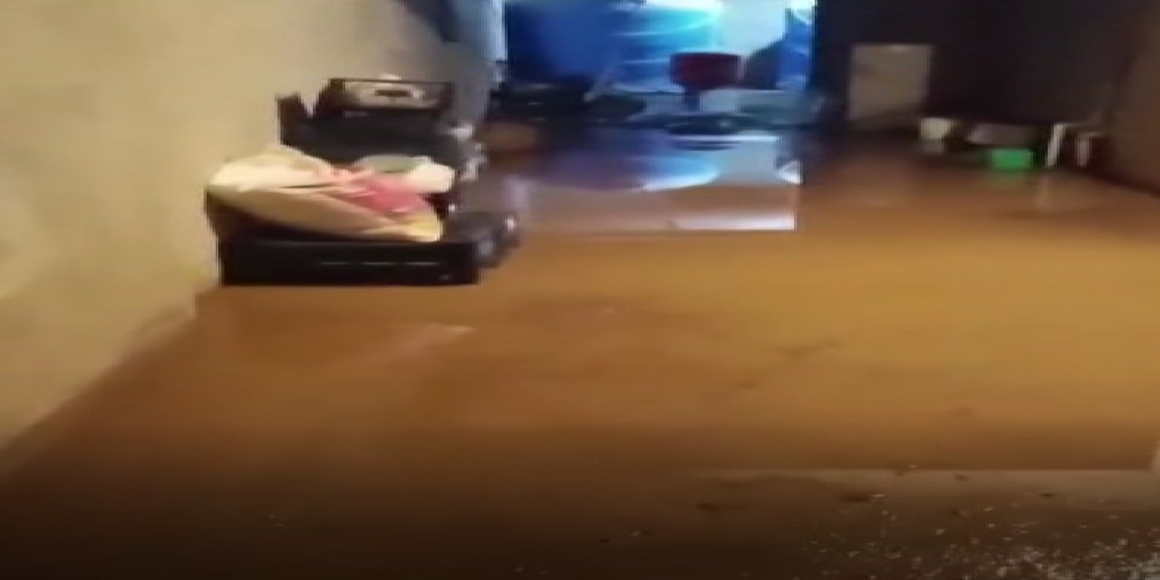 Diyarbakır'da Sağanak; Cadde Ve Sokaklar Suyla Doldu